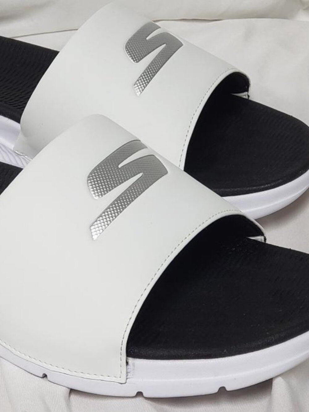 MENS SKECHERS WHITE & BLACK GOGA MAT ULTRA LITE FLIP FLOPS SLIDES SIZE 10